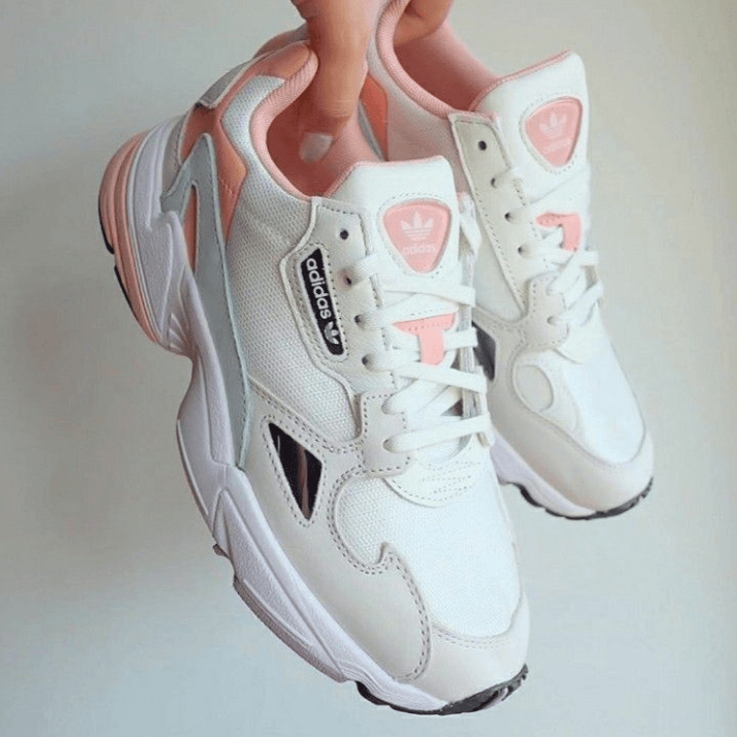 Falcon off white y rosa claro
