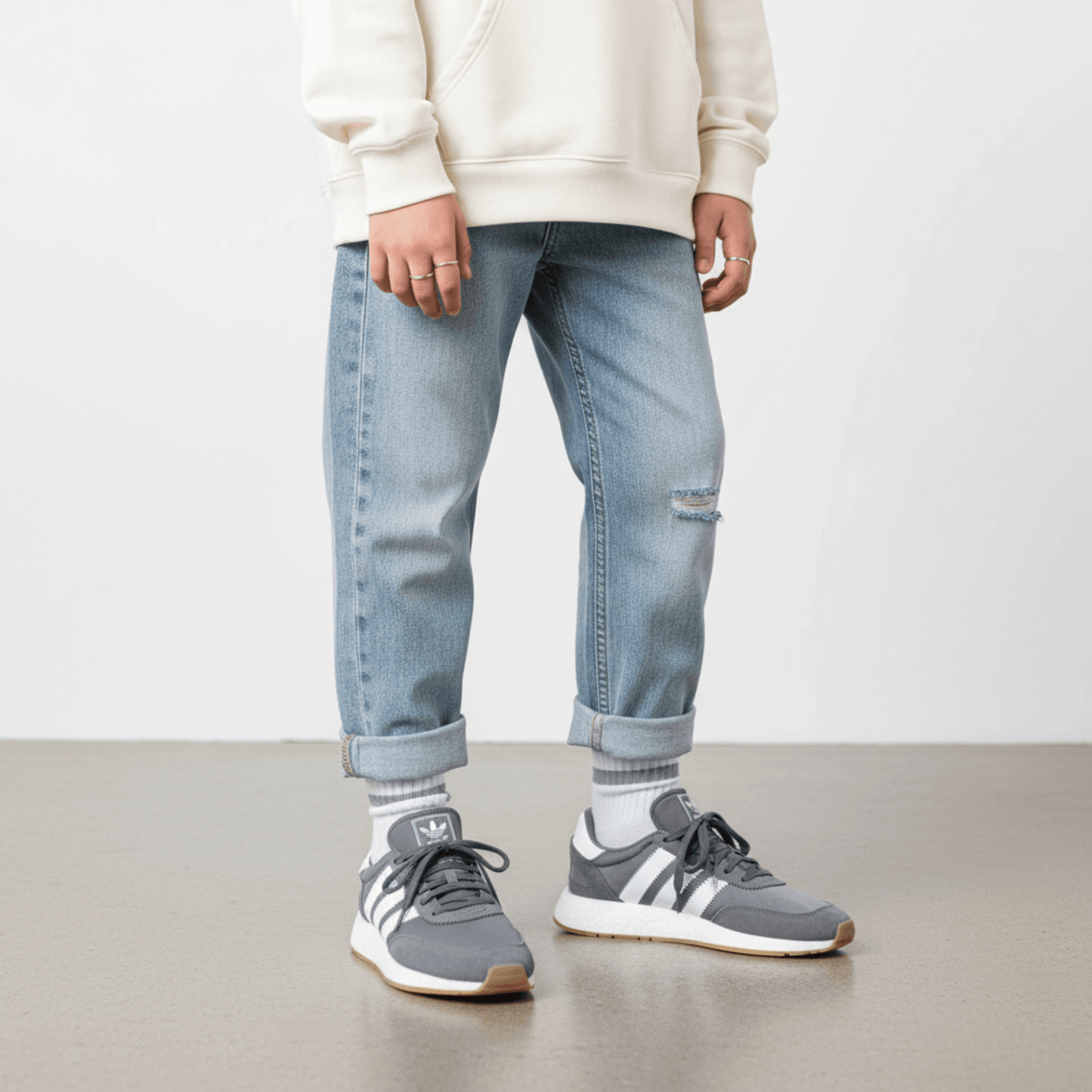 Iniki gris y blanco