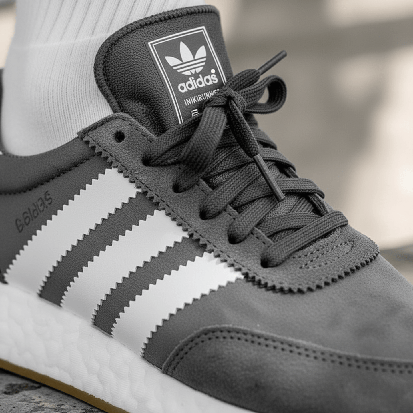 Iniki gris y blanco
