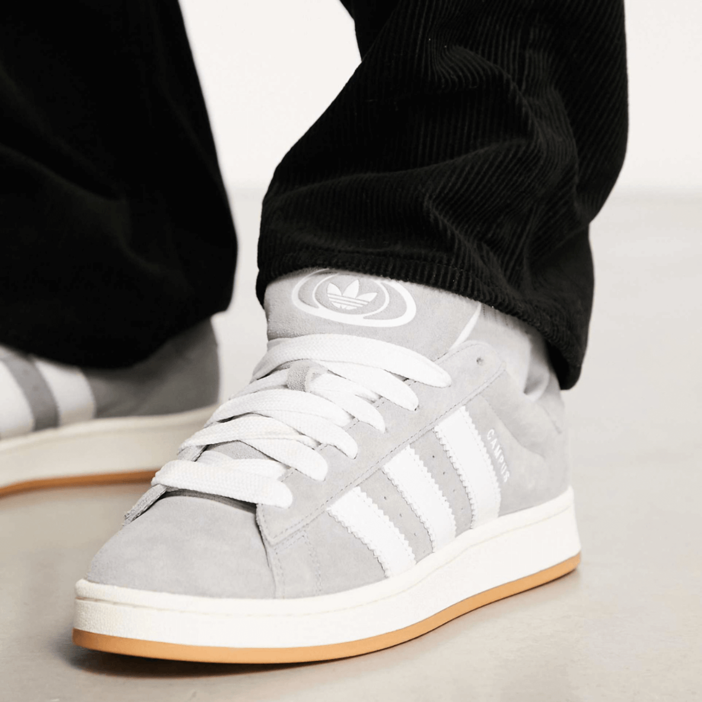 Campus 00s gris y blanco