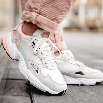 Falcon off white y rosa claro