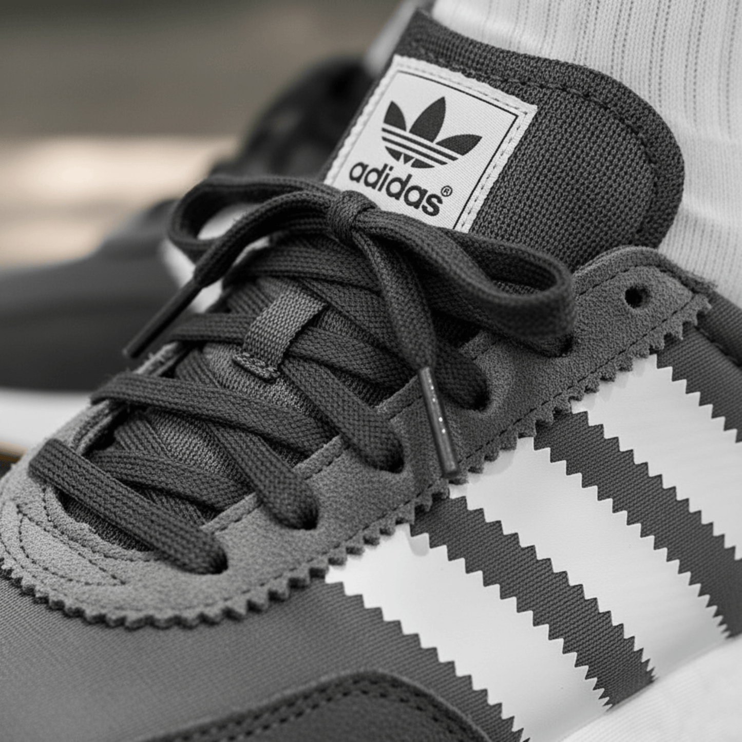 Iniki gris y blanco