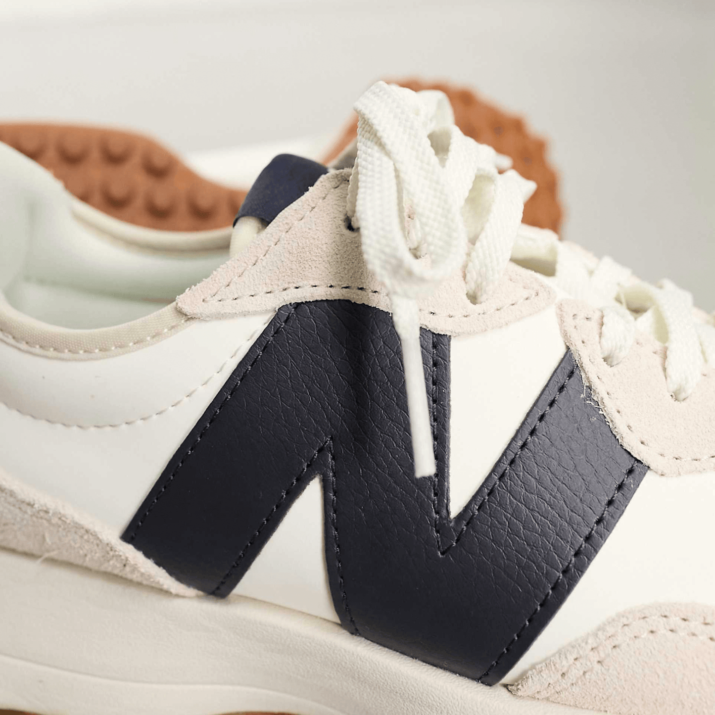 NB 327 blanco y azul