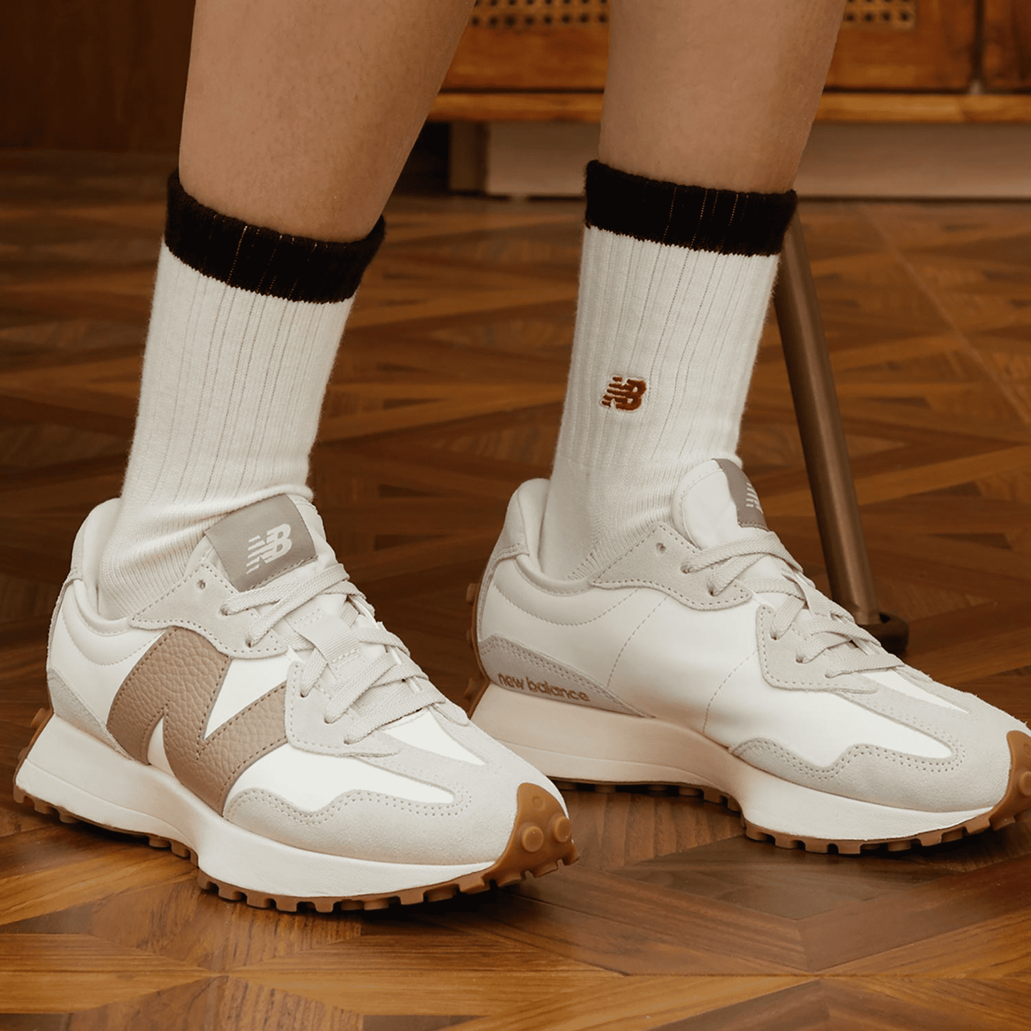NB 327 blanco y beige