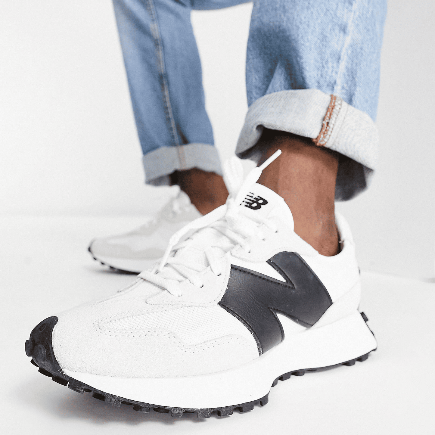 NB 327 blanco y negro