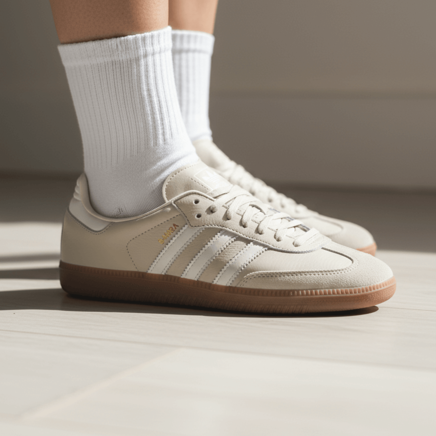 Samba OG beige y blanco